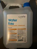 Vijf bidons van 5 liter gedestilleerd water