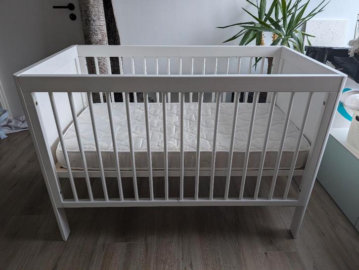 Ledikant / babybed Troll wit, Enfants & Bébés, Chambre d'enfant | Lits, Utilisé, Moins de 140 cm, Moins de 70 cm, Sommier à lattes