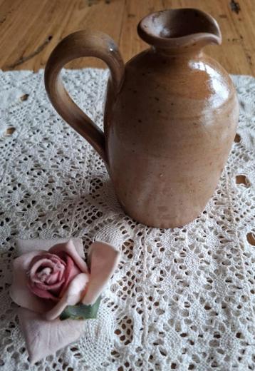 Klein Frans gres kruikje  beschikbaar voor biedingen