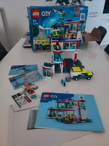 LEGO City 60330 The Hospital — Compleet + doos + reserveonde beschikbaar voor biedingen