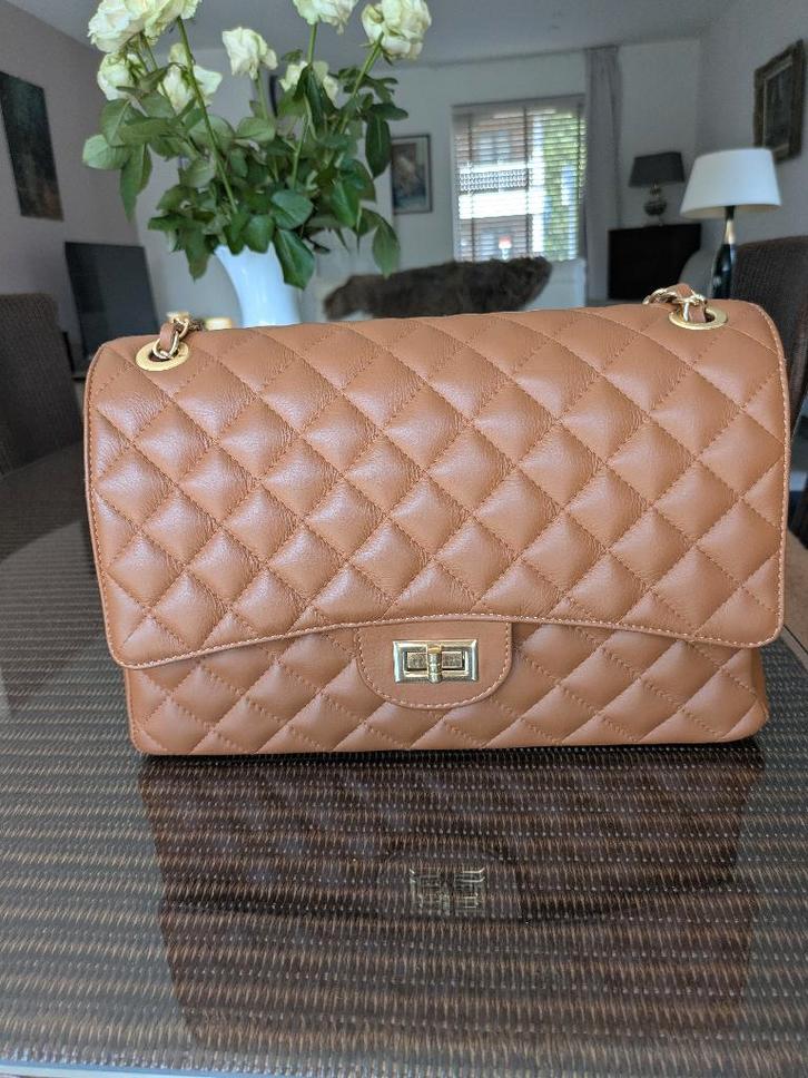 Lederen handtas cognac kleur met schouderriem, Handtassen en Accessoires, Tassen | Damestassen, Zo goed als nieuw, Handtas, Overige kleuren