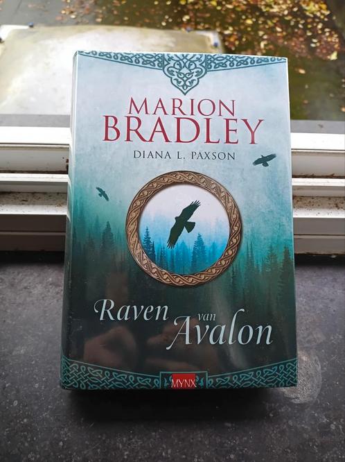 Raven van Avalon door Marion Bradley / Diana L. Paxon, Boeken, Romans, Nieuw, Ophalen of Verzenden