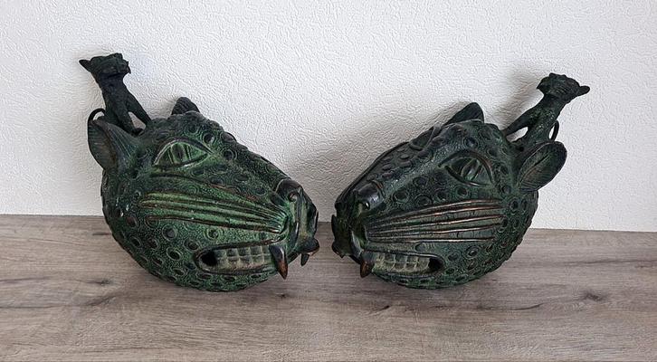 2 têtes de léopard en bronze du Bénin, Antiquités & Art, Art | Art non-occidental, Enlèvement ou Envoi