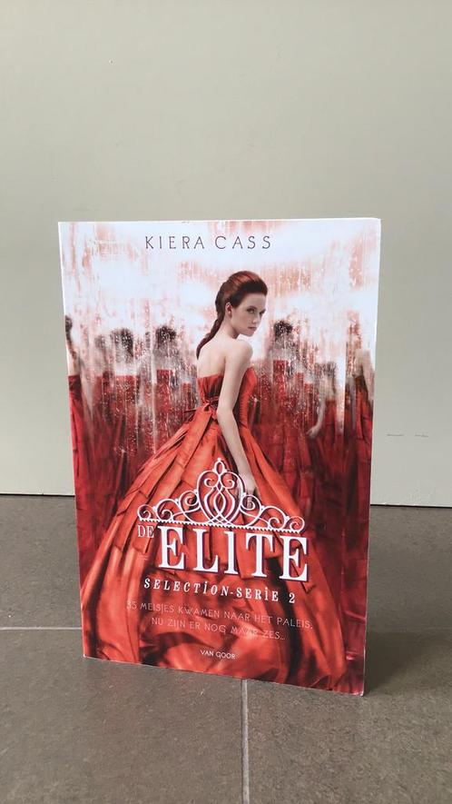 Kiera Cass - De elite, Boeken, Kinderboeken | Jeugd | 13 jaar en ouder, Zo goed als nieuw, Ophalen of Verzenden