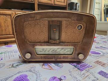 Antieke radio merk Isis beschikbaar voor biedingen