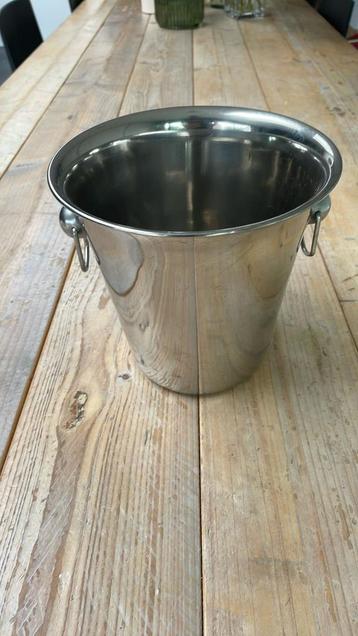 Nieuwe zilverkleurige champagnekoeler beschikbaar voor biedingen