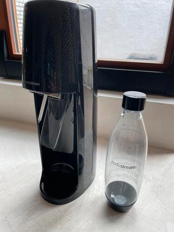 Sodastream zwart met fles en gasfles. beschikbaar voor biedingen