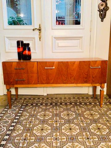 Vintage dressoir beschikbaar voor biedingen