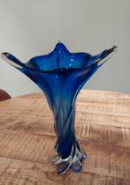 Grand vase pointu en verre de Murano Twister Design Flavio P, Antiquités & Art, Antiquités | Vases, Enlèvement ou Envoi