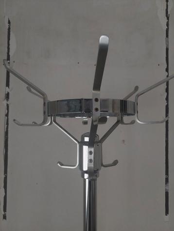 Superbe porte-manteau vintage en chrome – pied en fonte noir beschikbaar voor biedingen
