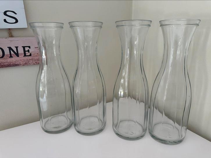 Lot de 4 carafes en verre cannelé classique, Huis en Inrichting, Keuken | Servies, Zo goed als nieuw, Glas, Ophalen