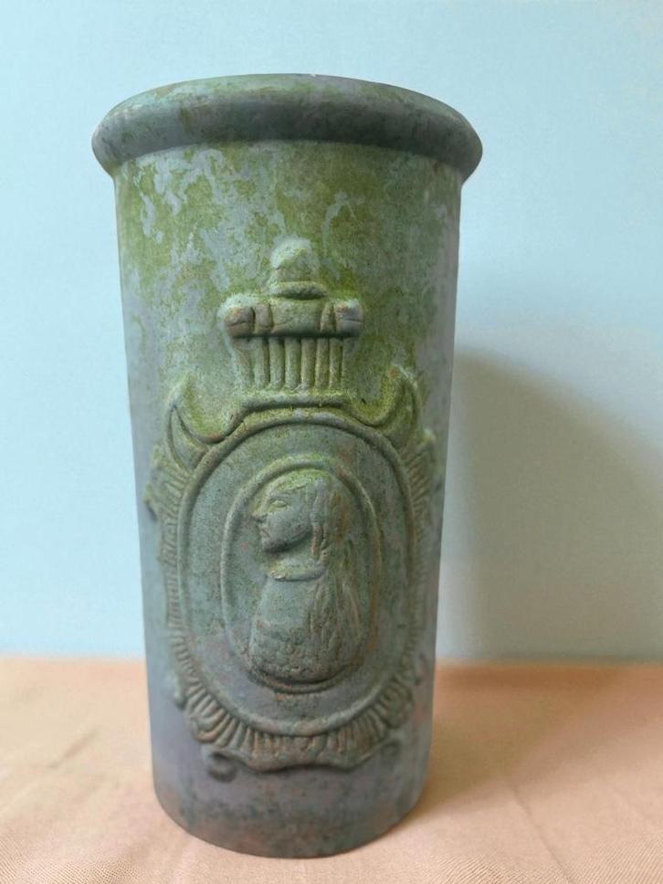 Vintage stenen pot / vaas met medaillon, Verzamelen, Retro, Ophalen of Verzenden