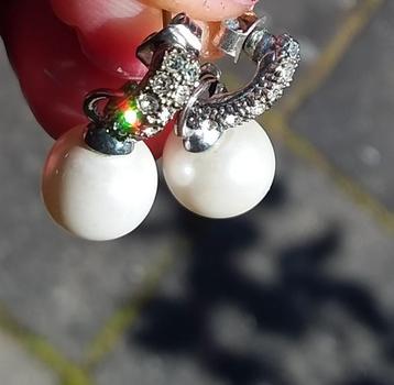 Oude chique Oorbellen.

 beschikbaar voor biedingen