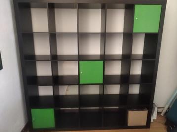 Kallax 5x5 noire + 3 blocs verts, Enlèvement, Utilisé