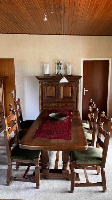 Eetkamermeubels walnoot tafel, stoelen en kasten beschikbaar voor biedingen