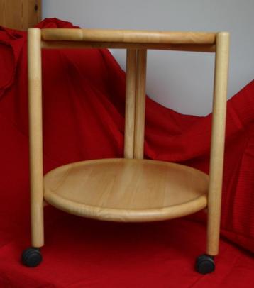 2 Houten tafeltjes met wieltjes / serveerwagens disponible aux enchères