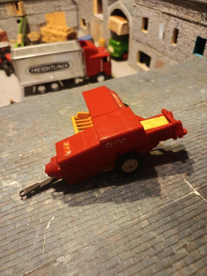 New Holland 377 Britains pers + 6 balen, Hobby en Vrije tijd, Modelauto's | 1:32, Zo goed als nieuw, Tractor of Landbouw, Britains