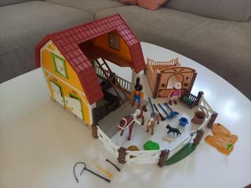 Playmobil ranch met paarden, extra stal en accessoires beschikbaar voor biedingen