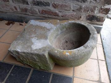 Oud arduinen wijwatervat beschikbaar voor biedingen