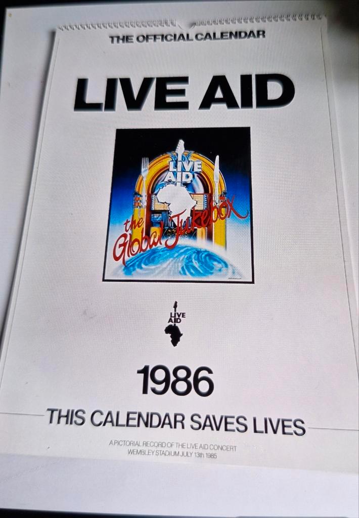 Live Aid De officiële kalender 1986, Cd's en Dvd's, Dvd's | Muziek en Concerten, Zo goed als nieuw, Ophalen