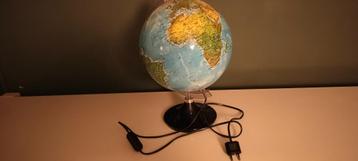 Werelbol (globe) met verlichting. beschikbaar voor biedingen