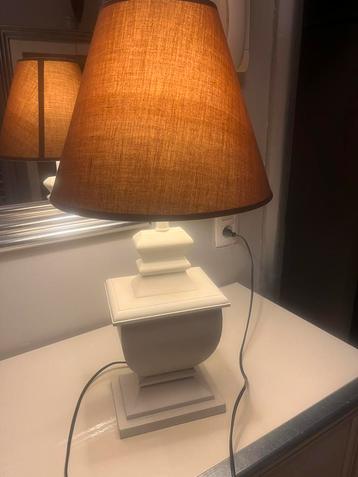 Lampe sur pied en bois blanc au design élégant hauteur 66 cm beschikbaar voor biedingen