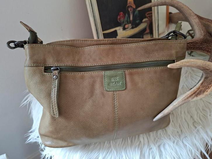Lederen handtas crossbody Bear design Angelica, Handtassen en Accessoires, Tassen | Damestassen, Zo goed als nieuw, Handtas, Ophalen of Verzenden