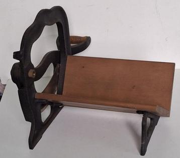 Joli ancien coupe pain (trancheuse à pain) beschikbaar voor biedingen