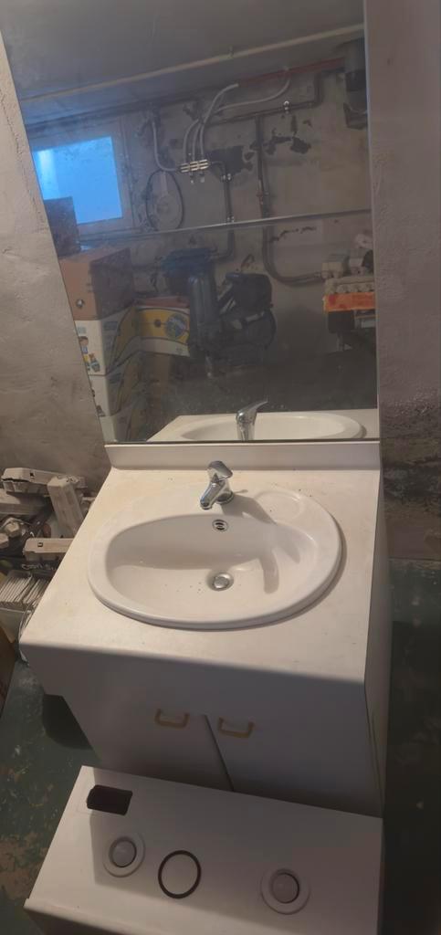 Lavabo met kraan, kast en spiegel en lampjes, Huis en Inrichting, Badkamer | Badkamermeubels, Ophalen