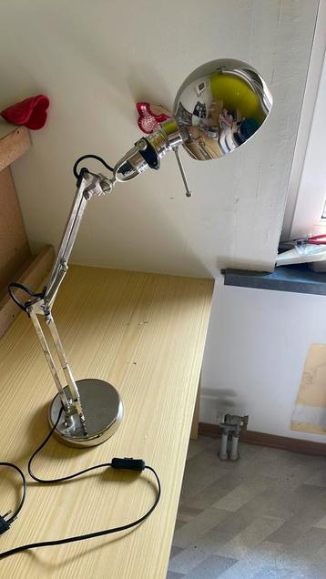 Zilvere bureaulamp beschikbaar voor biedingen
