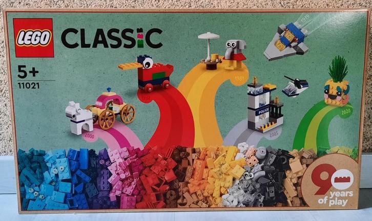 Lego Classic 11021 90 jaar spelen, Kinderen en Baby's, Speelgoed | Duplo en Lego, Nieuw, Lego, Complete set, Ophalen of Verzenden