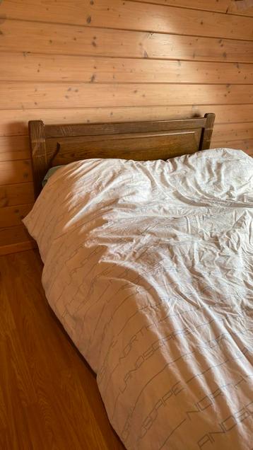 Degelijk donker eiken bed beschikbaar voor biedingen