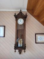 Prachtige wandklok met regelaar, Ophalen
