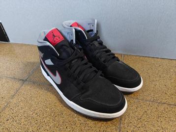 Nike Jordan 1 Mid Black Particle Grey Gym Red (GS) (maat 45) beschikbaar voor biedingen