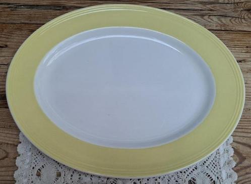 Grote ovale BOCH schaal met pastel gele ribbel rand, Antiek en Kunst, Antiek | Servies los, Ophalen of Verzenden
