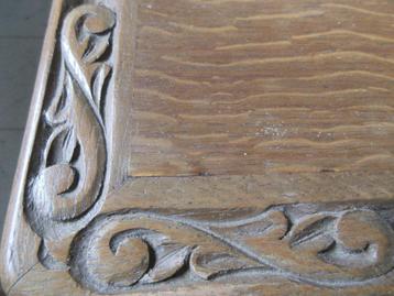 vintage houten salontafel met snijwerk beschikbaar voor biedingen