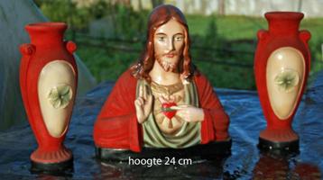 2 oude vazen en beeldje bekleed met  stof  beschikbaar voor biedingen