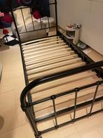 Mat zwart metalen bed met lattenbodem in prima staat, Huis en Inrichting, Slaapkamer | Bedden, Ophalen, Zo goed als nieuw, Zwart