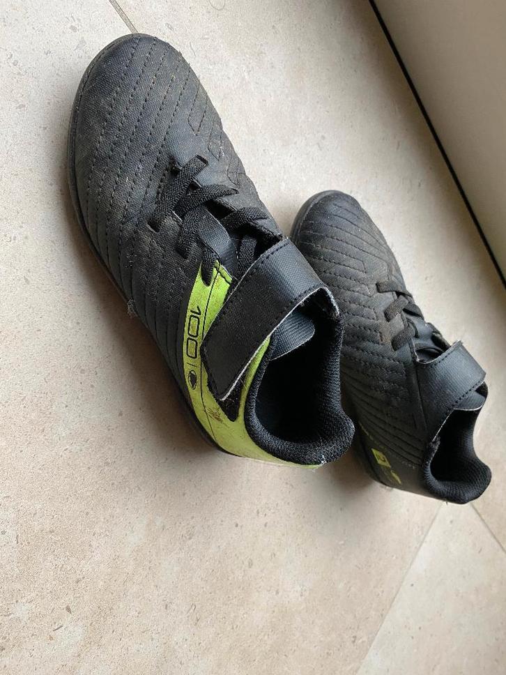 Voetbalschoenen Kipsta maat 30 zwart-geel, Sports & Fitness, Football, Utilisé, Chaussures, Taille XS ou plus petite, Enlèvement ou Envoi