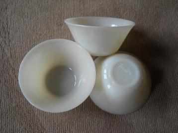 3 ramequins Fire King Oven Glass beschikbaar voor biedingen