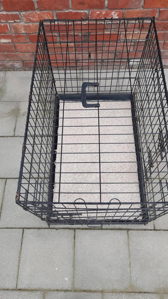 Propere bencs, met nieuwe 4 ligmatten, Dieren en Toebehoren, Hondenbenches, Gebruikt, Ophalen