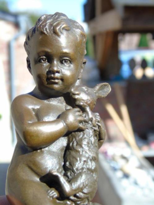 beeld van de jongen en het konijn in brons gesigneerd op mar, Antiek en Kunst, Antiek | Brons en Koper, Brons, Ophalen
