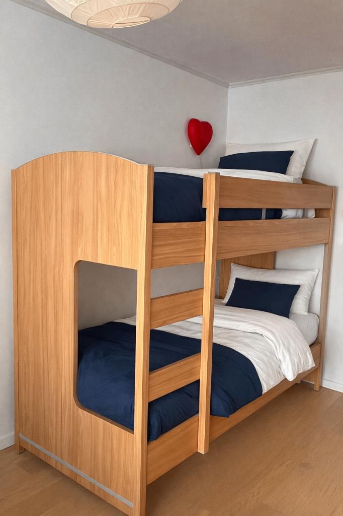 lit superposé + table de chevet, Maison & Meubles, Chambre à coucher | Lits superposés & Lits mezzanines, Neuf, Lits superposés