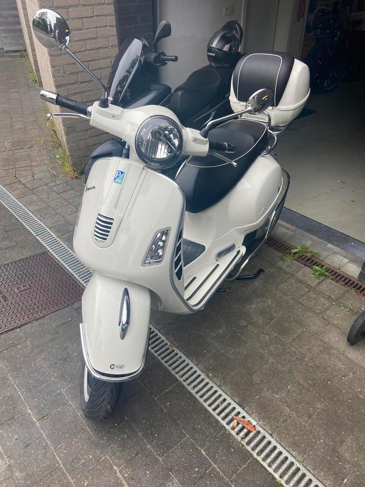 Vespa 125 gts ie nieuwstaat, Fietsen en Brommers, Scooters | Vespa, Zo goed als nieuw, Ophalen