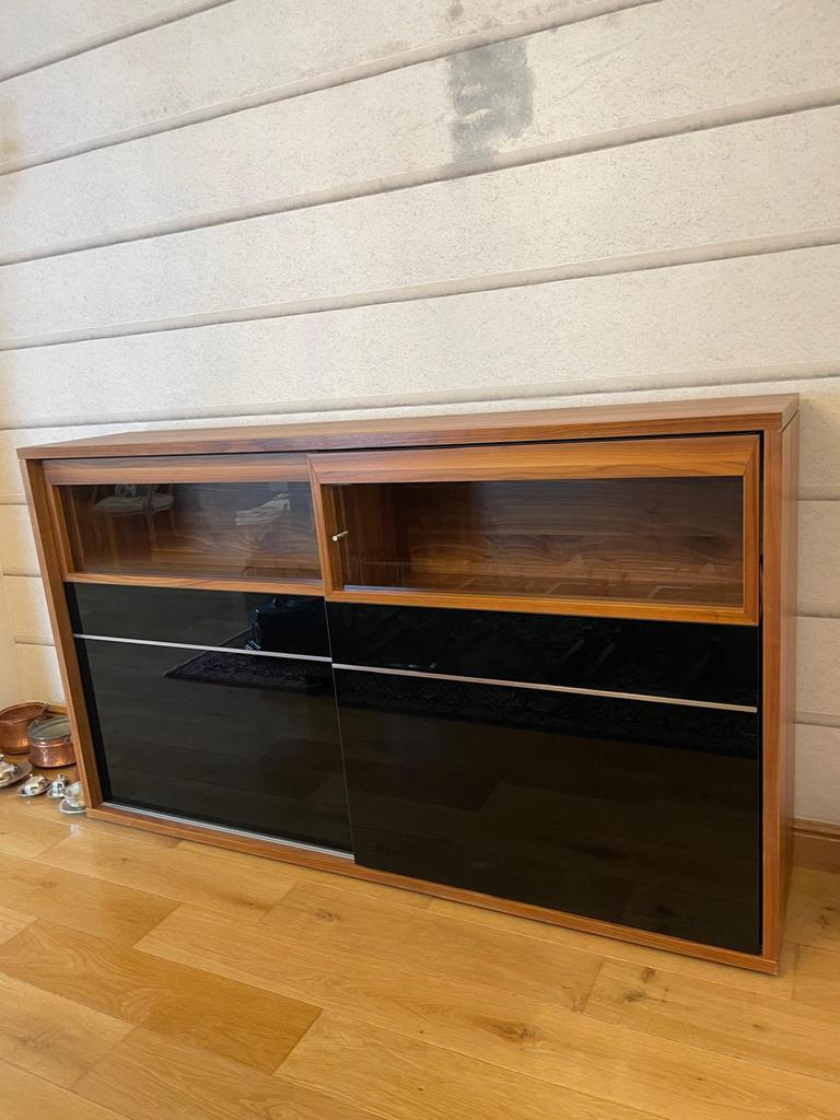 Buffet design bois et verre noir - bon état, Maison & Meubles, Armoires | Buffets, 100 à 150 cm, 150 à 200 cm, 25 à 50 cm, Enlèvement