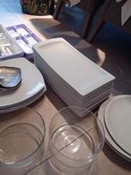 Volledige huisraad borden tassen messen enz doe bod moet weg, Huis en Inrichting, Keuken | Servies, Ophalen, Bord(en)