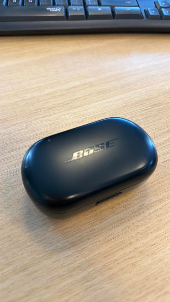 Bose qc oplaadcase. Geen oortjes, Telecommunicatie, Mobiele telefoons | Oordopjes, Ophalen of Verzenden, Zo goed als nieuw