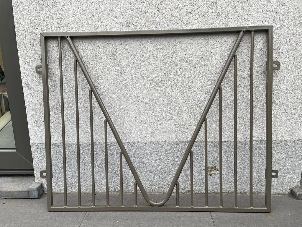 Weefrek paarden, Stalling