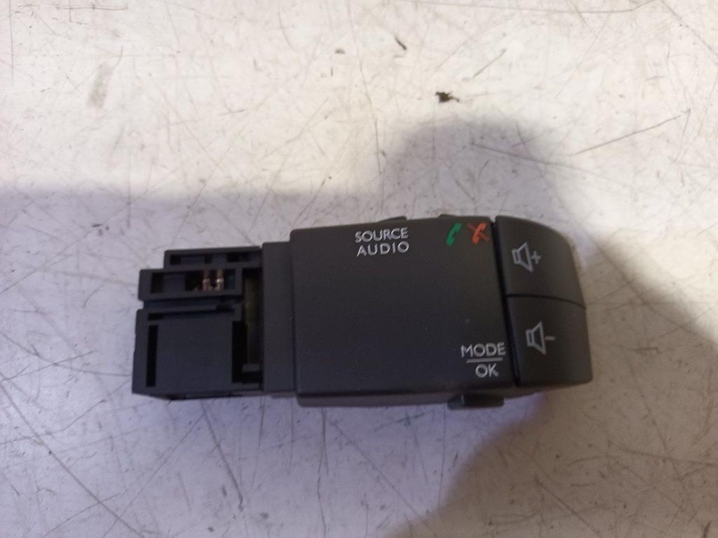 Radio bediening Renault Clio, Enlèvement ou Envoi, Van der Ven Autorecycling B.V., Onderdelen@venauto.nl, Ettenseweg 76, 4706 PB Roosendaal, The Netherlands