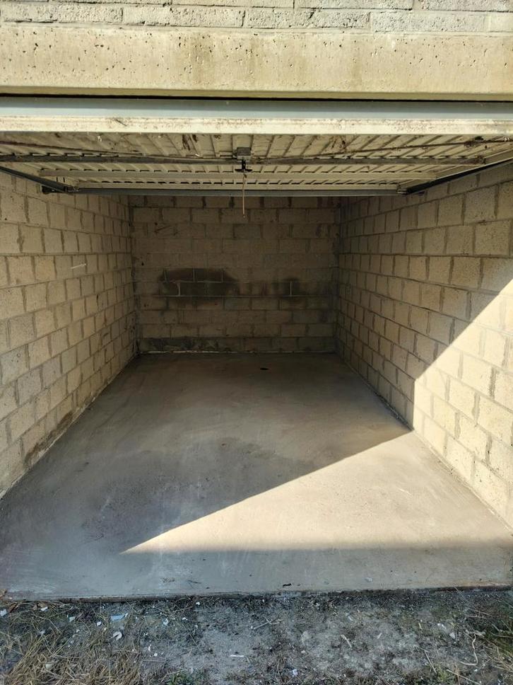 Garage , box à louer à Tamines, Immo, Garages & Places de parking